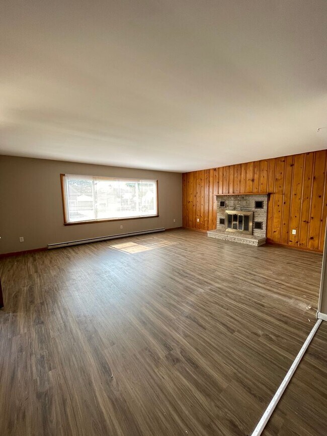 Building Photo - Two Bedroom in Delphi - Available in October