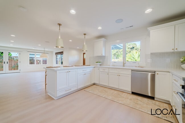 Building Photo - 801 N Rios Ave