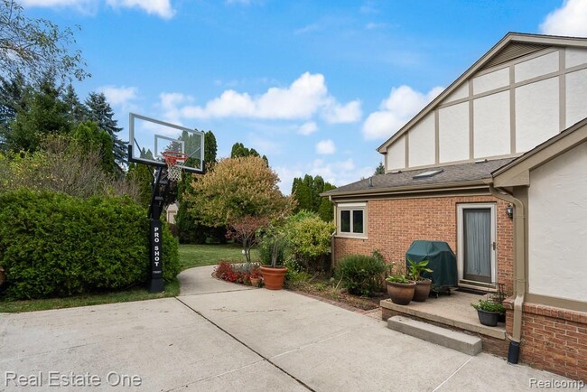 Building Photo - 1574 Devonshire Dr