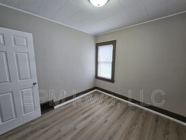 Building Photo - 947 Newton St