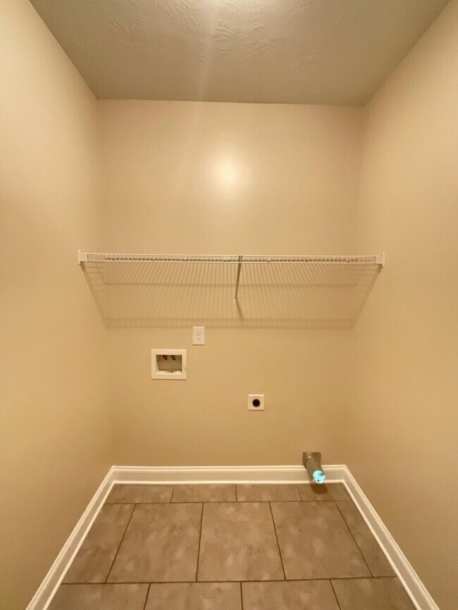 Building Photo - 5798 Whispering Pnes Wy