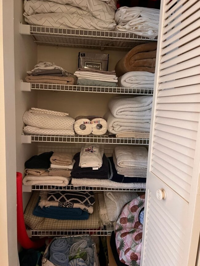 Building Photo - NEWLY LISTED 2BD/2BA/2CG Villa