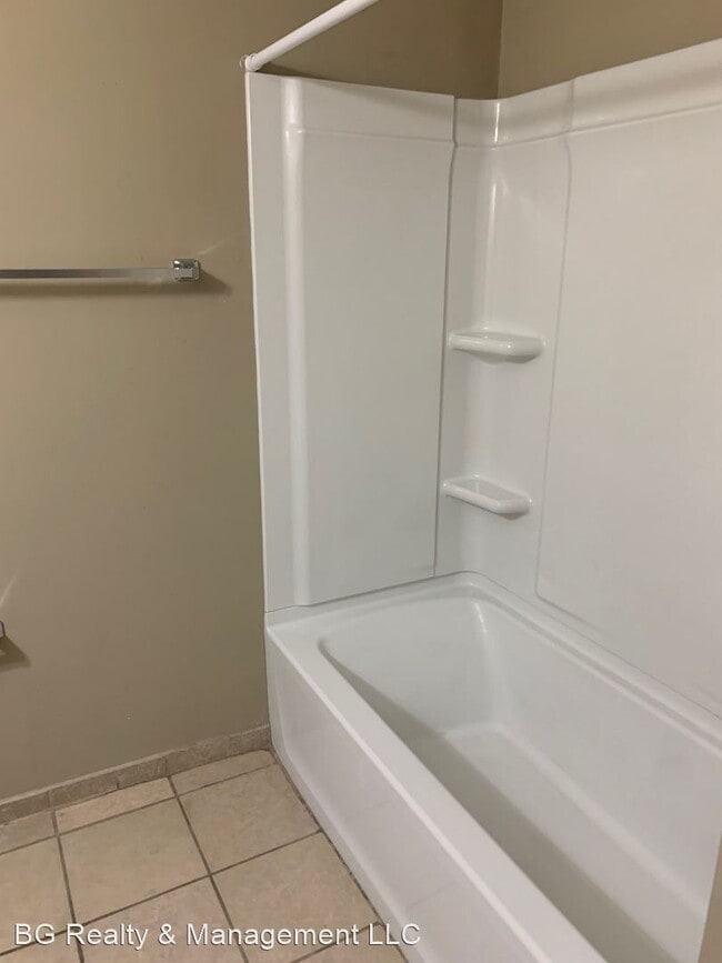 Building Photo - 2 br, 1 bath House - 279 Victoria Dr 13c