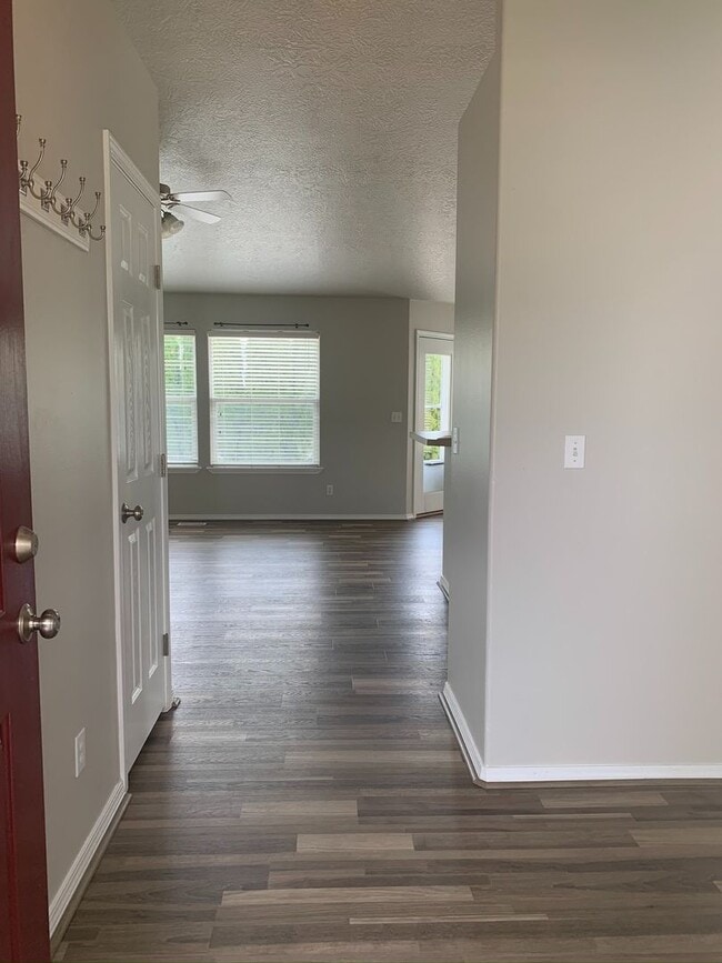 Building Photo - Great 3 bed 2 bath home in a the quiet Rai...