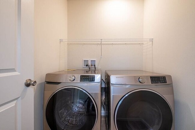 Building Photo - Spacious Newer Home Ready for Move IN