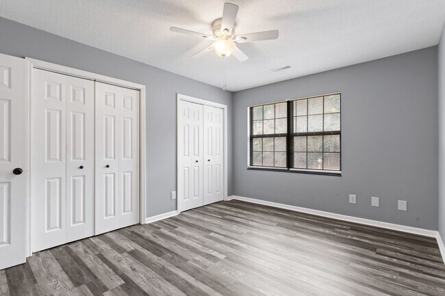 Building Photo - 310 Country Club Villa Dr