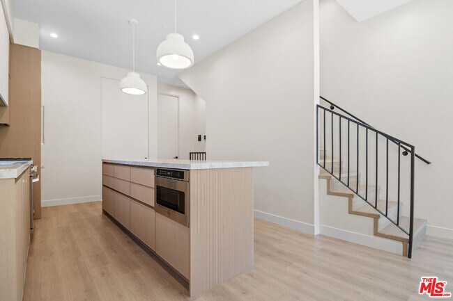 Building Photo - 426 Arnaz Dr