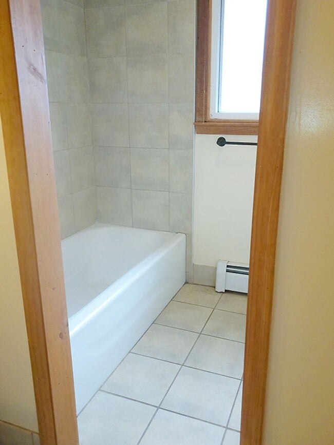 Building Photo - AVAILABLE 7/1/26 - Beautiful 5 Bedroom Sin...