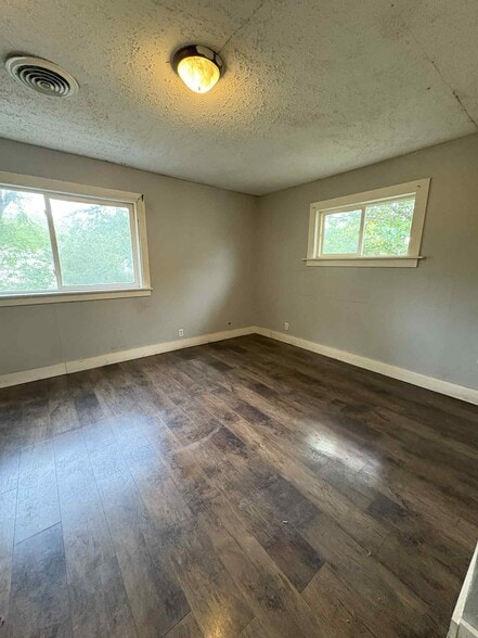 Building Photo - 945 W 9th St