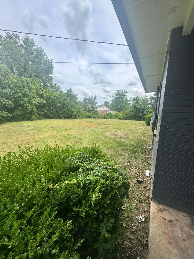 Building Photo - 208 N Rosewood Dr