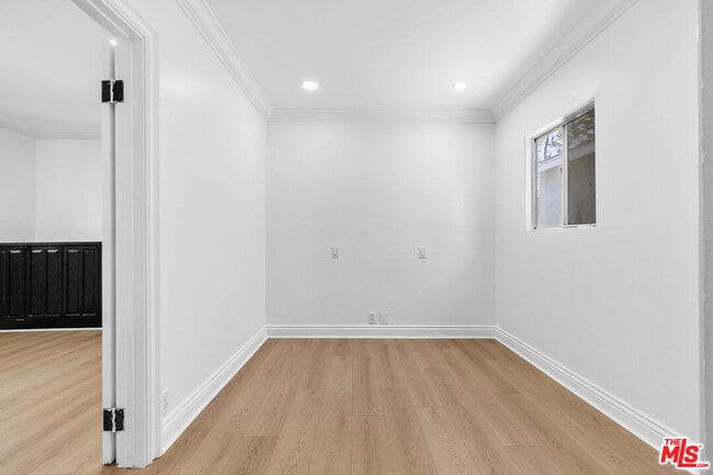 Building Photo - 3915 S Budlong Ave