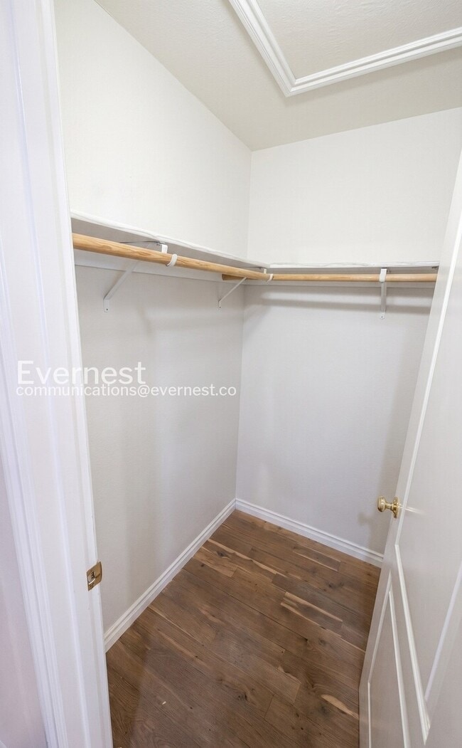 Building Photo - 4 Bed/3 Bath Home with Fenced Yard & Garage / Available Now!