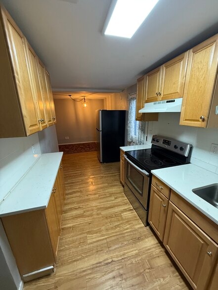 Building Photo - 1917 Oakwood Dr