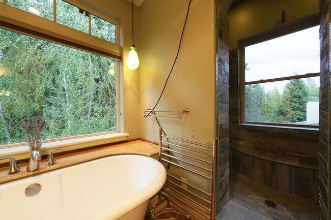 Building Photo - Don't miss this amazing opportunity to rent a higher end home nestled in the trees in the coveted...