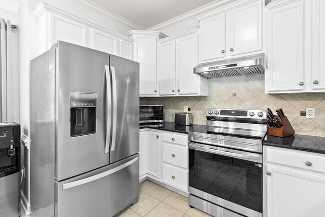 Building Photo - Furnished Townhome – All Inclusive | Gated...