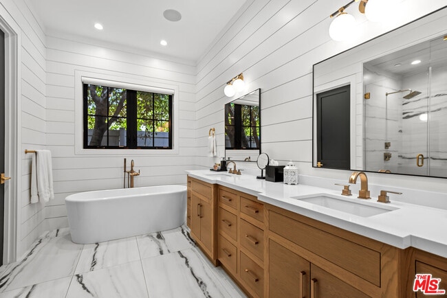 Building Photo - 16712 Addison St