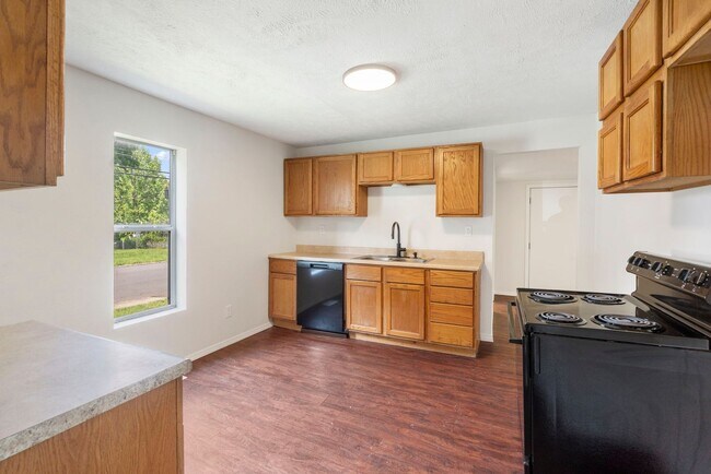 Building Photo - 3 bedroom | 2 bathroom | PETS WELCOME!