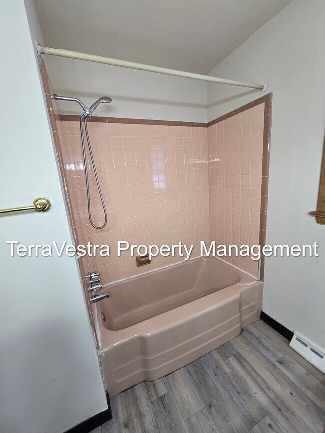 Building Photo - Available 1/2026! 6 Bedroom College Rental 2 Kitchens!!