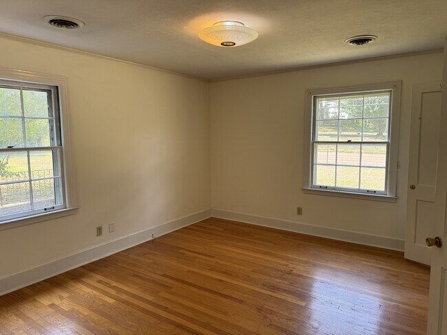 Building Photo - 527 College Hill Rd