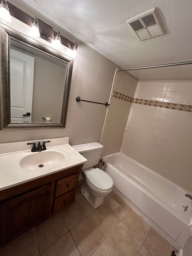 Building Photo - Two Bedroom Condo For Rent In Louisville