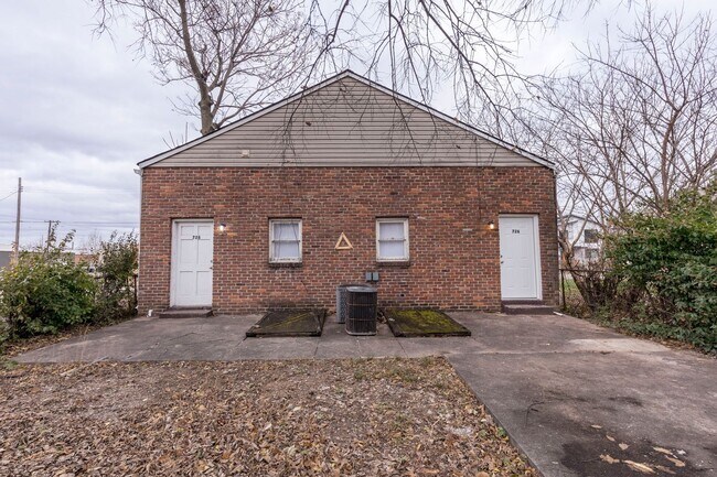 Building Photo - 726-728 W Saint Catherine Street