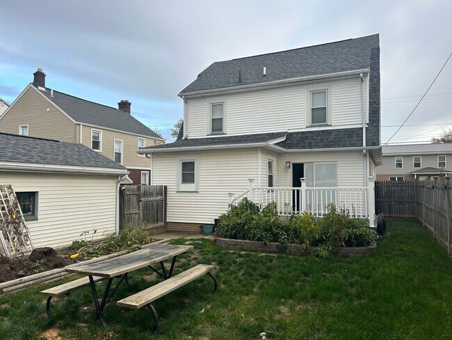 Building Photo - Charming 4BR House in Steubenville
