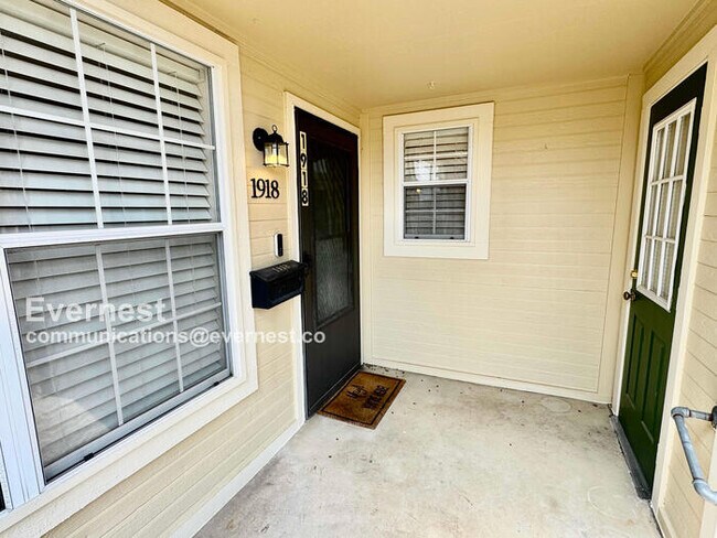 Building Photo - Lovely 2-Bedroom Home with Modern comforts...