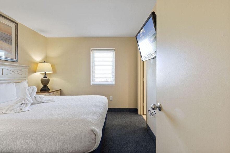 Building Photo - 3548 Alexandria Ave