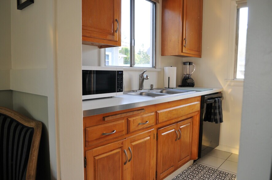 Kitchen - 4927 Forman Ave