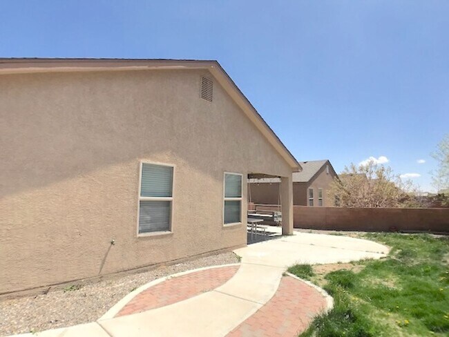 Building Photo - Don't miss out!  Beautiful 3 bedroom Los Lunas Home! Open Layout, spacious living room. Easy I-25...
