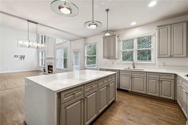 Building Photo - 2075 Willshire Glen