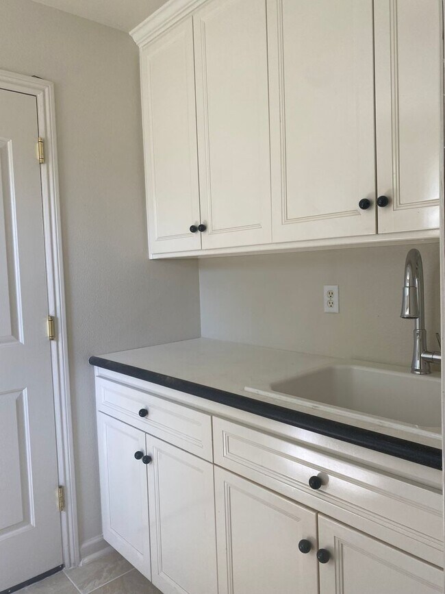 Building Photo - Beautiful Lakefront Home in the Vineyard! ...