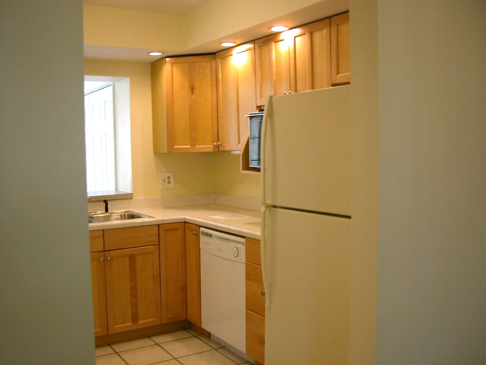 Building Photo - 110 N Tampania Ave