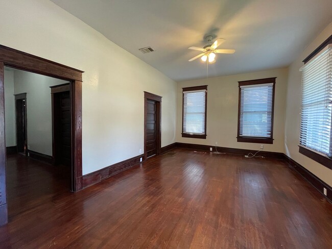 Building Photo - Great 4X2 Home Close to UT Campus