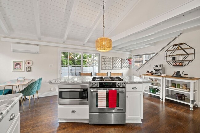 Building Photo - Ventura | Pierpont | 4 Bedroom + 3 Bathroom