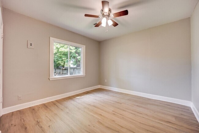 Building Photo - Freshly Updated 3 Bedroom House