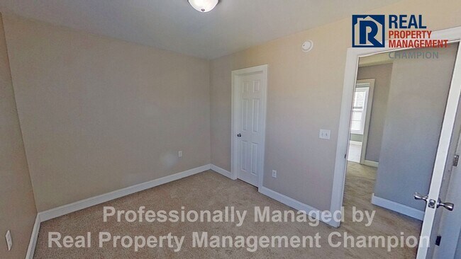 Building Photo - 3 BD/2.5 BA Home with Fenced Yard & Attached Garage