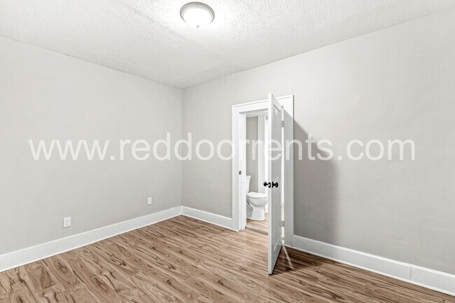 Building Photo - Updated & Budget-Friendly 3-Bedroom Home N...