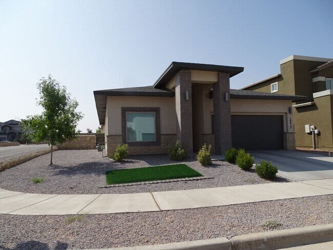 Building Photo - STYLISH EASTSIDE HOME