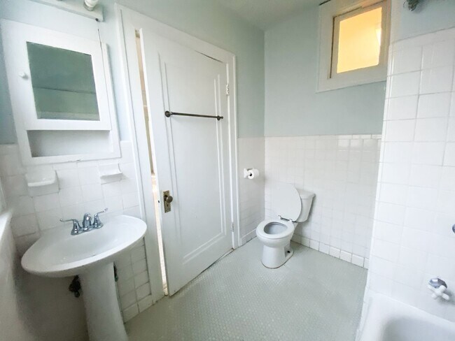 Building Photo - 1BD/1BA on Audubon Park, with Off street p...