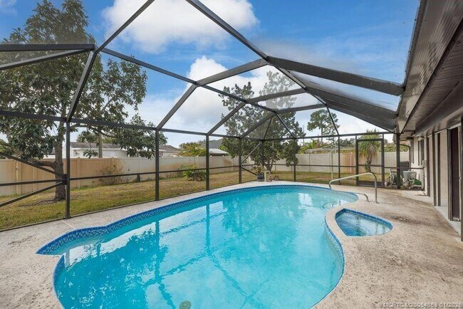 Building Photo - 160 SE Duxbury Ave