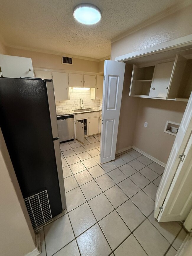 Building Photo - Two-story 2-bed/1.5 bath!