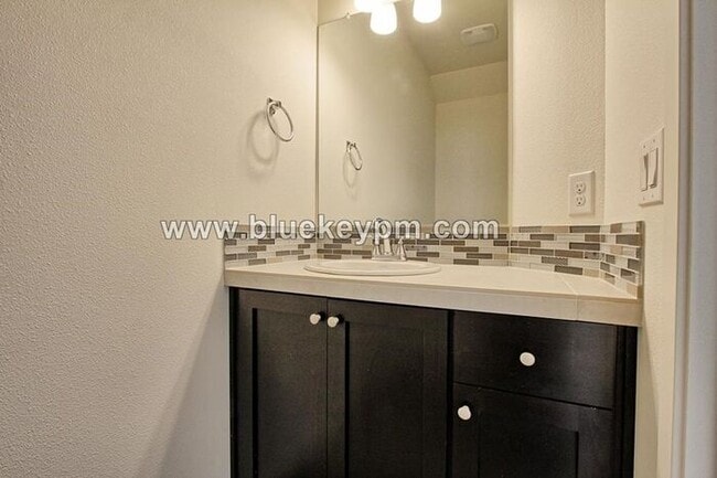 Building Photo - 3 Bed, 2.5 Bath Home in Ridgefield's McCormick Creek Subdivision