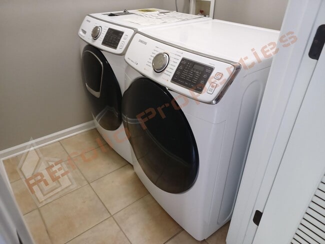 Building Photo - Luxury 4 BR 2-Car Garage Cul-de-Sac End Un...