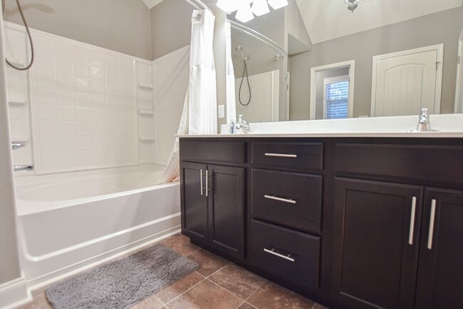 Building Photo - Pet Friendly Three Bedroom!