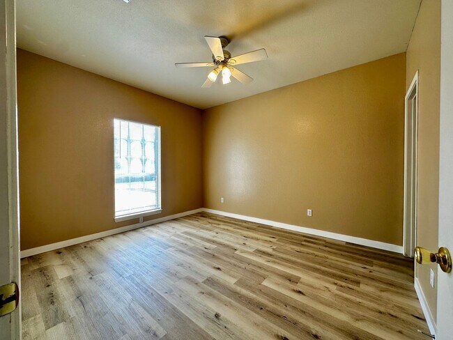 Building Photo - 4/4 Duplex in the Baylor Bubble!