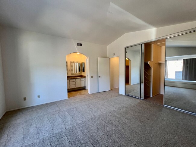 Building Photo - Spacious 4BD/2.5Bth Home in Rancho Penasqu...