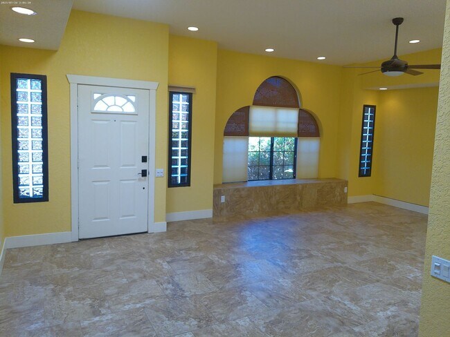 Building Photo - Charming Golf Course Condo for Rent – Residential Estates
