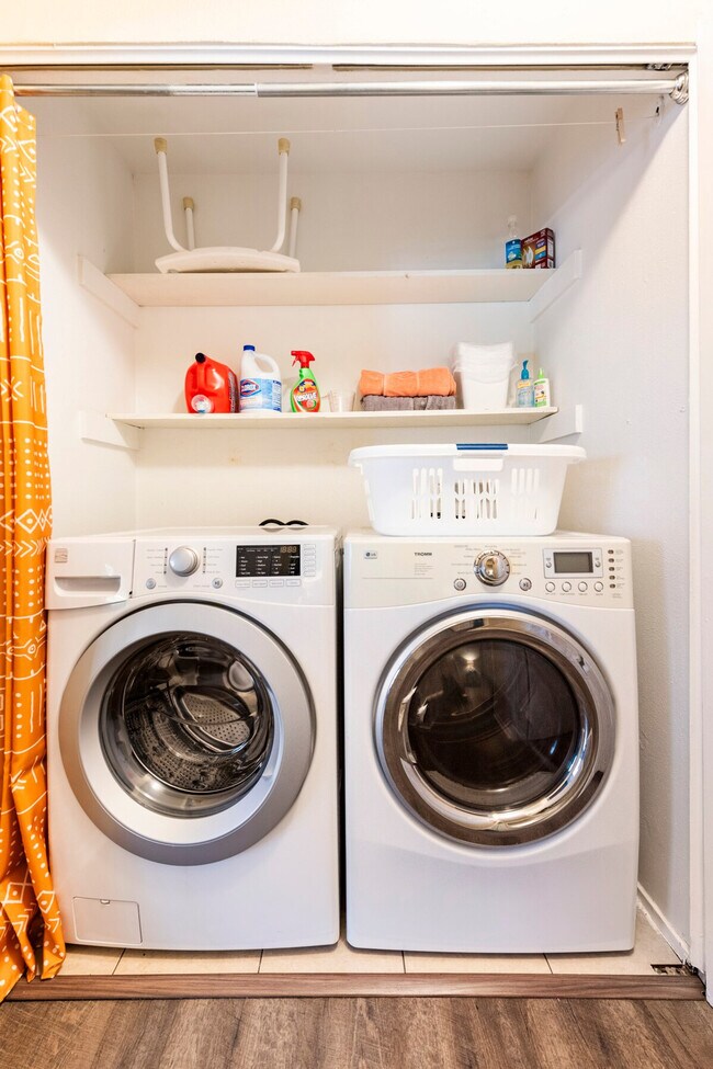 Building Photo - 2305 Trailside Dr