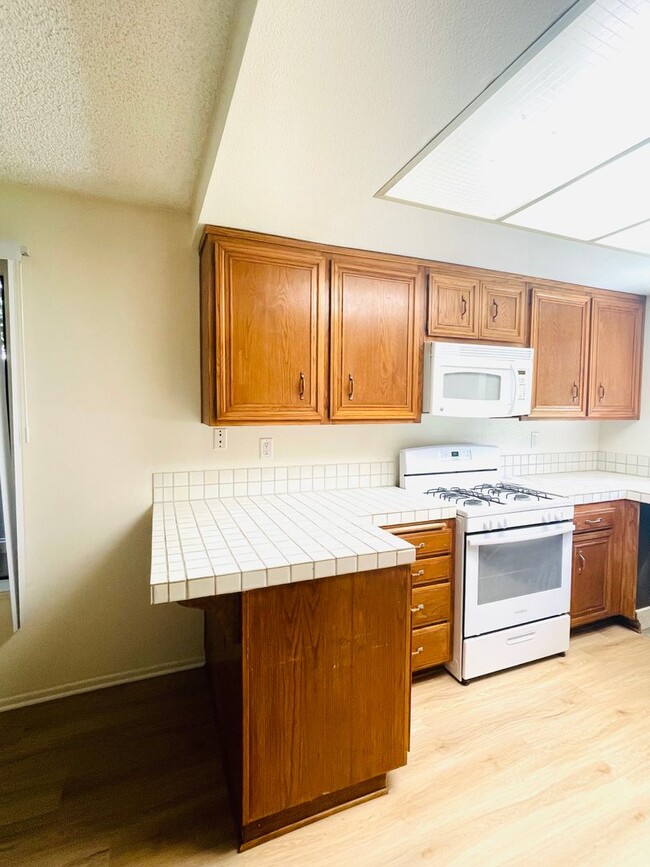 Building Photo - charming 3-bedroom, 2-bathroom home nestle...